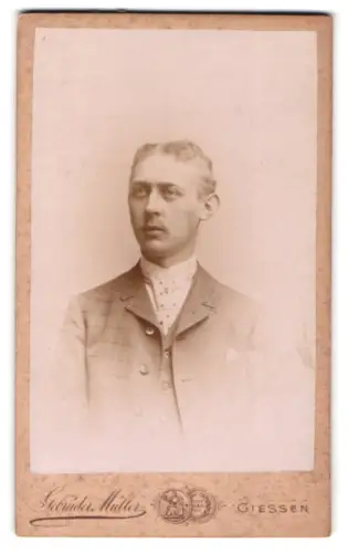 Fotografie Gebrüder Müller, Giessen, Bahnhofstrasse 34, Porträt eines jungen Mannes