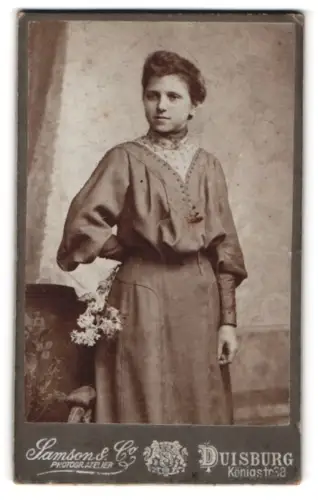 Fotografie Samson & Co., Duisburg, Königstrasse 32, Dame in elegantem Kleid