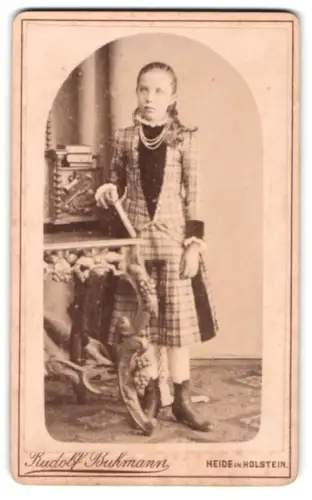 Fotografie Rudolf Buhmann, Heide in Holstein, Mädchen in elegantem Kleid