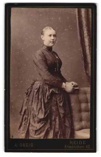 Fotografie A. Ossig, Heide, Friedrichstr. 42, Porträt einer eleganten Dame