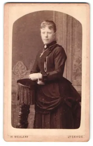 Fotografie H. Mehlert, Itzehoe, Elegante Dame im schwarzen Kleid