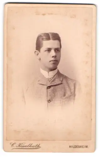 Fotografie C. Kesselhuth, Hildesheim, Kaiserstrasse 44, Porträt eines jungen Mannes