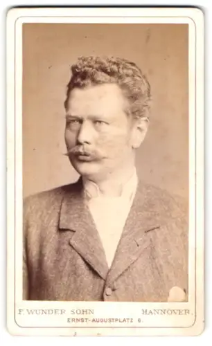 Fotografie F. Wunder, Hannover, Ernst-August-Platz 6, Porträt eines Mannes mit Schnurrbart