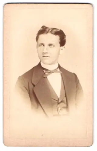 Fotografie Wilhelm Grundner, Berlin, Krausenstrasse 36, Porträt eines jungen Mannes