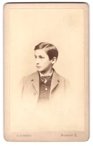 Fotografie A. Schwendy, Berlin, Brüderstrasse 2, Porträt eines jungen Mannes
