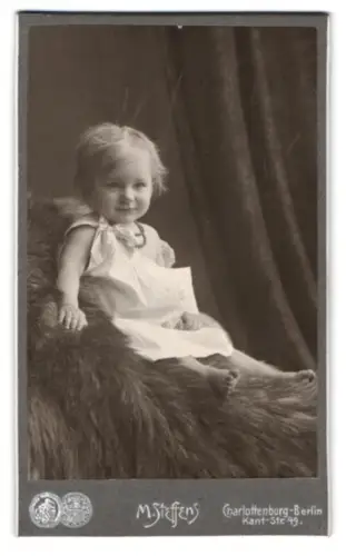 Fotografie M. Steffens, Berlin-Charlottenburg, Kantstrasse 49, Porträt eines Kleinkindes