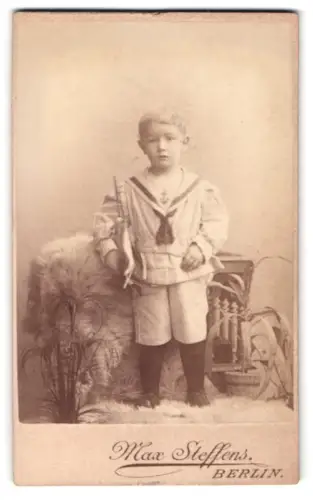 Fotografie Max Steffens, Berlin, N. Lothringer-Str. 54, Porträt eines Jungen im Matrosenanzug