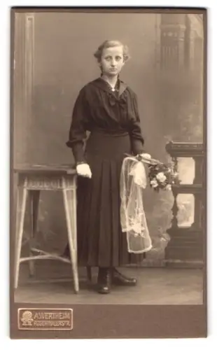 Fotografie A. Wertheim, Berlin, Rosenthalerstrasse, Porträt einer jungen Frau mit Blumenstrauss