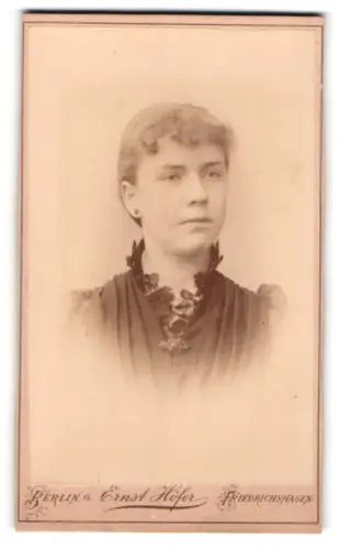 Fotografie Ernst Höfer, Berlin, Blumenstrasse 4, Porträt einer jungen Frau