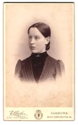 Fotografie E. Bieber, Hamburg, Neuer Jungfernstieg 20, Porträt einer jungen Frau