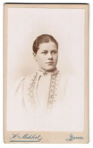 Fotografie H. Mehlert, Itzehoe, Breite Strasse 25, Porträt einer jungen Frau