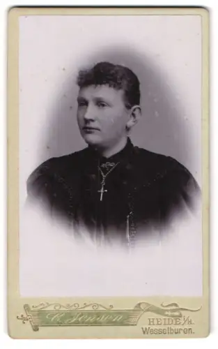 Fotografie C. Jensen, Heide i. H., Porträt einer Frau mit Kreuzkette