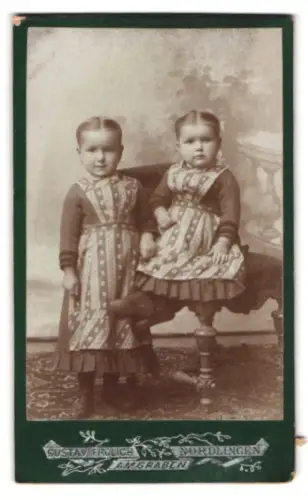 Fotografie Gustav Frölich, Nördlingen, Am Graben, Zwei Mädchen in traditioneller Kleidung