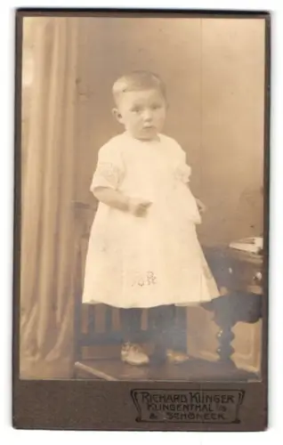 Fotografie Richard Klinger, Klingenthal, kleines Kind auf Stuhl