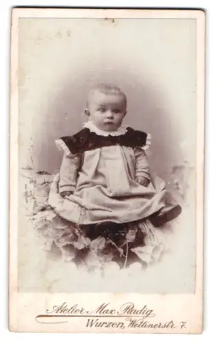 Fotografie Max Radig, Wurzen, Wettinerstr. 7, Kleinkind in traditionellem Kleid