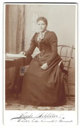 Fotografie Friedr. Schlüter, Wilster, Neumarkt Ecke Blumenstrasse, Frau in festlichem Kleid sitzend