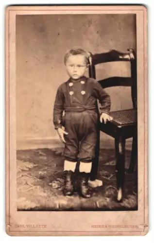 Fotografie Carl Villatte, Heide, Süderstrasse, Kleinkind neben einem Stuhl