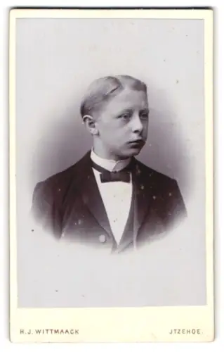Fotografie H.J. Wittmaack, Itzehoe, Paaschburg 52, Porträt eines Jungen in eleganter Kleidung