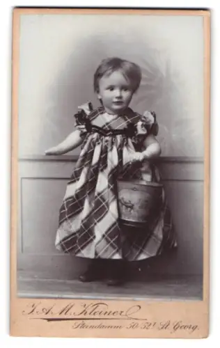 Fotografie J. A. M. Kleiner, Hamburg, Steindamm 50, Kind mit Eimer