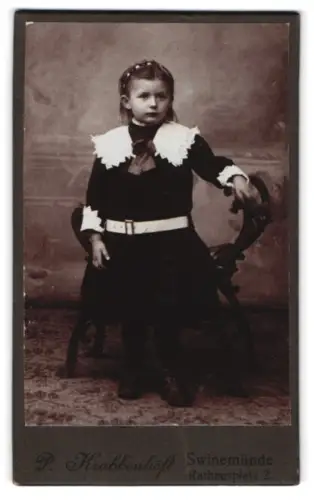 Fotografie P. Krahnenhöft, Swinemünde, Rathausplatz 2, Porträt eines Mädchens