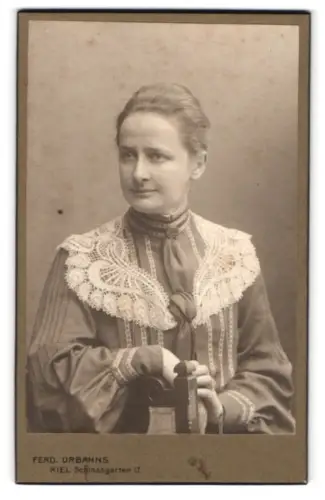 Fotografie Ferd. Urbahns, Kiel, Schlossgarten 17, Porträt einer Dame