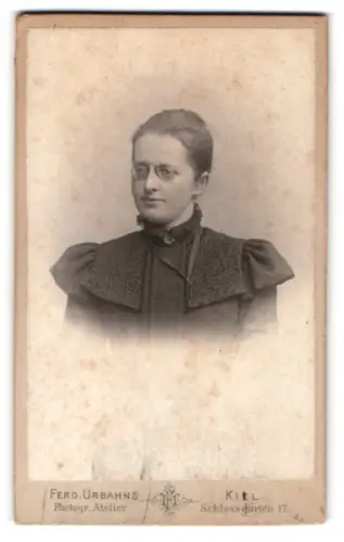 Fotografie Ferd. Urbahns, Kiel, Schlossgarten 17, Porträt einer Dame