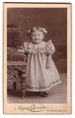 Fotografie August Kersten, Siebenlehn, Kleinkind im verzierten Kleid