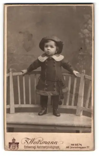 Fotografie S. Weitzmann, Wien, Kalvarienberggasse 37, Kind in traditioneller Kleidung auf Bank