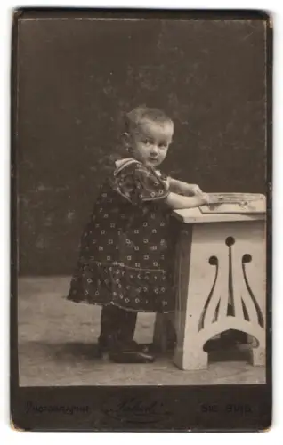 Fotografie Sig. Bing, Wien, Goldschmiedgasse 4, Kleinkind mit Tisch