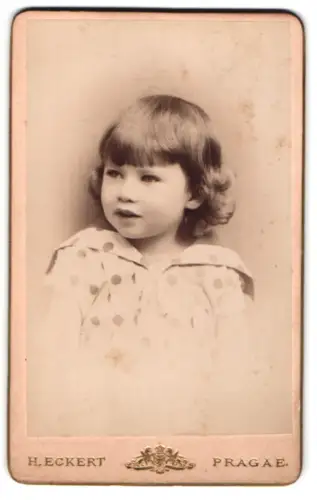 Fotografie H. Eckert, Prag, Porträt eines jungen Kindes