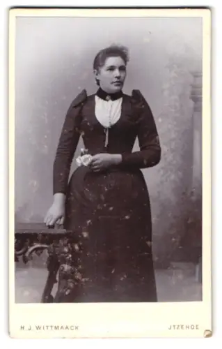 Fotografie H.J. Wittmaack, Itzehoe, Paaschburg 52, Frau im dunklen Kleid