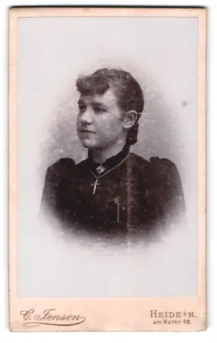 Fotografie C. Jensen, Heide, Markt 48, Porträt einer jungen Frau mit Kreuzkette