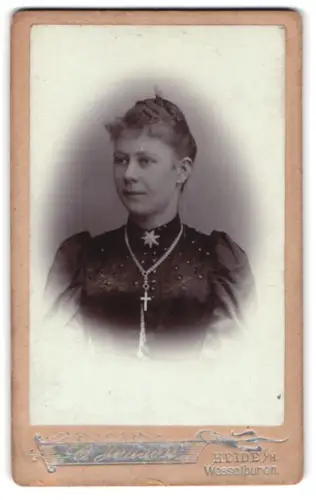 Fotografie C. Jensen, Heide, Porträt einer Dame in elegantem Kleid