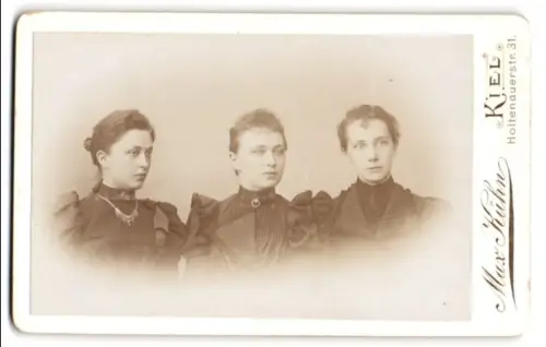 Fotografie Max Kühn, Kiel, Holtenauerstr. 31, Drei Damen in eleganter Kleidung