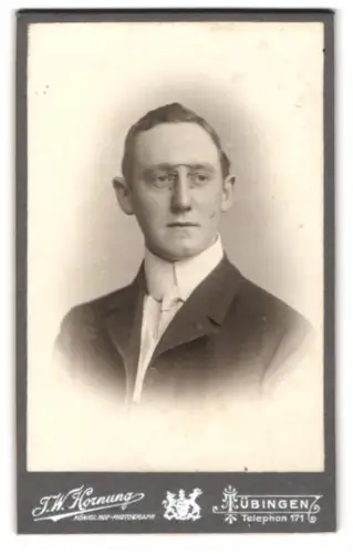 Fotografie J.W. Hornung, Tübingen, Uhlandstrasse 11, Porträt eines jungen Mannes