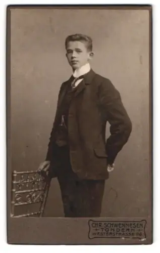 Fotografie Chr. Schwennesen, Tondern, Westerstrasse 96, Eleganter junger Mann mit Stuhl