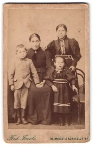 Fotografie Ferd. Jacobs, Helmstedt, Kybitzstrasse 53, Familienporträt mit drei Kindern