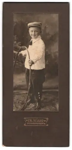 Fotografie Fr. Wiest, Schwenningen, Junge mit Reifen