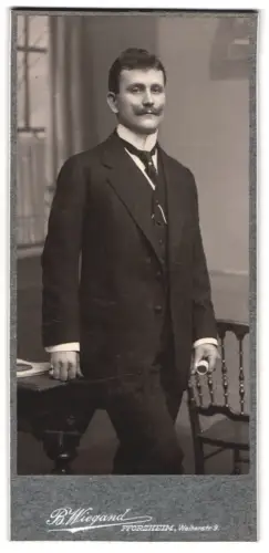 Fotografie B. Wiegand, Pforzheim, Weiherstr. 9, Porträt eines eleganten Mannes