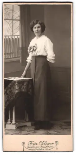 Fotografie Fritz Kiener, Tuttlingen, Bahnhofstr. 53, Frau neben einem Klavier