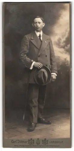 Fotografie Carl Dittmar, Landshut, Ecke der Zweibrücken- und Leukstrasse 13, Herr im Anzug mit Hut