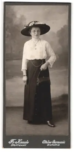 Fotografie Fr. Kienzle, Stuttgart, Breite Str. 2, Elegante Dame mit Hut und Tasche