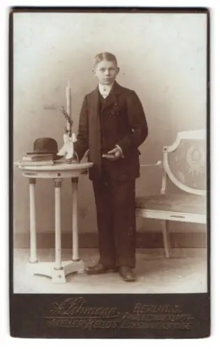 Fotografie A. Lehmann, Berlin, Prinzessinenstrasse, Junge im Anzug neben Tisch