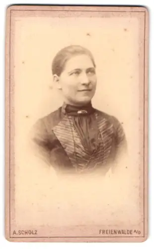Fotografie A. Scholz, Freienwalde a.O., König Str. 34, Porträt einer Frau