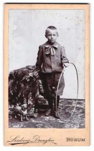 Fotografie Ludwig Dreessen, Büsum, Junge mit Reifen und Hund