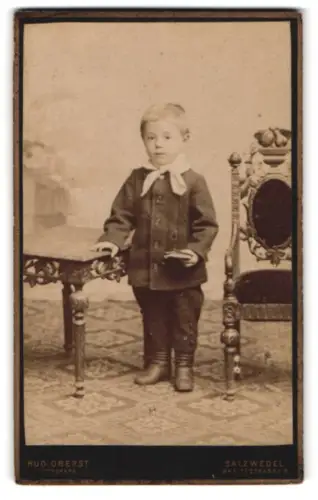 Fotografie Rud. Oberst, Salzwedel, Breitestrasse 8, Kleiner Junge in eleganter Kleidung