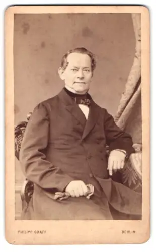 Fotografie Philipp Graff, Berlin, Jerusalemer Strasse 18, Herr im Anzug mit ernstem Ausdruck