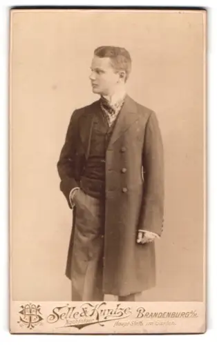 Fotografie Selle & Kuntze, Brandenburg a.H., Hauptstrasse 16, Eleganter Herr im Profil