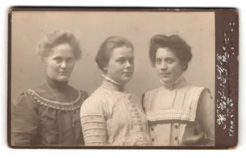 Fotografie H. Eifert Steffensen, Odense, Nørregade 49, Drei Damen in eleganter Kleidung