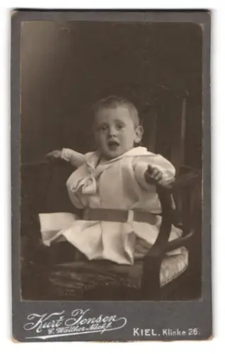 Fotografie Kurt Jensen, Kiel, Klinke 26, Kleinkind auf Stuhl sitzend